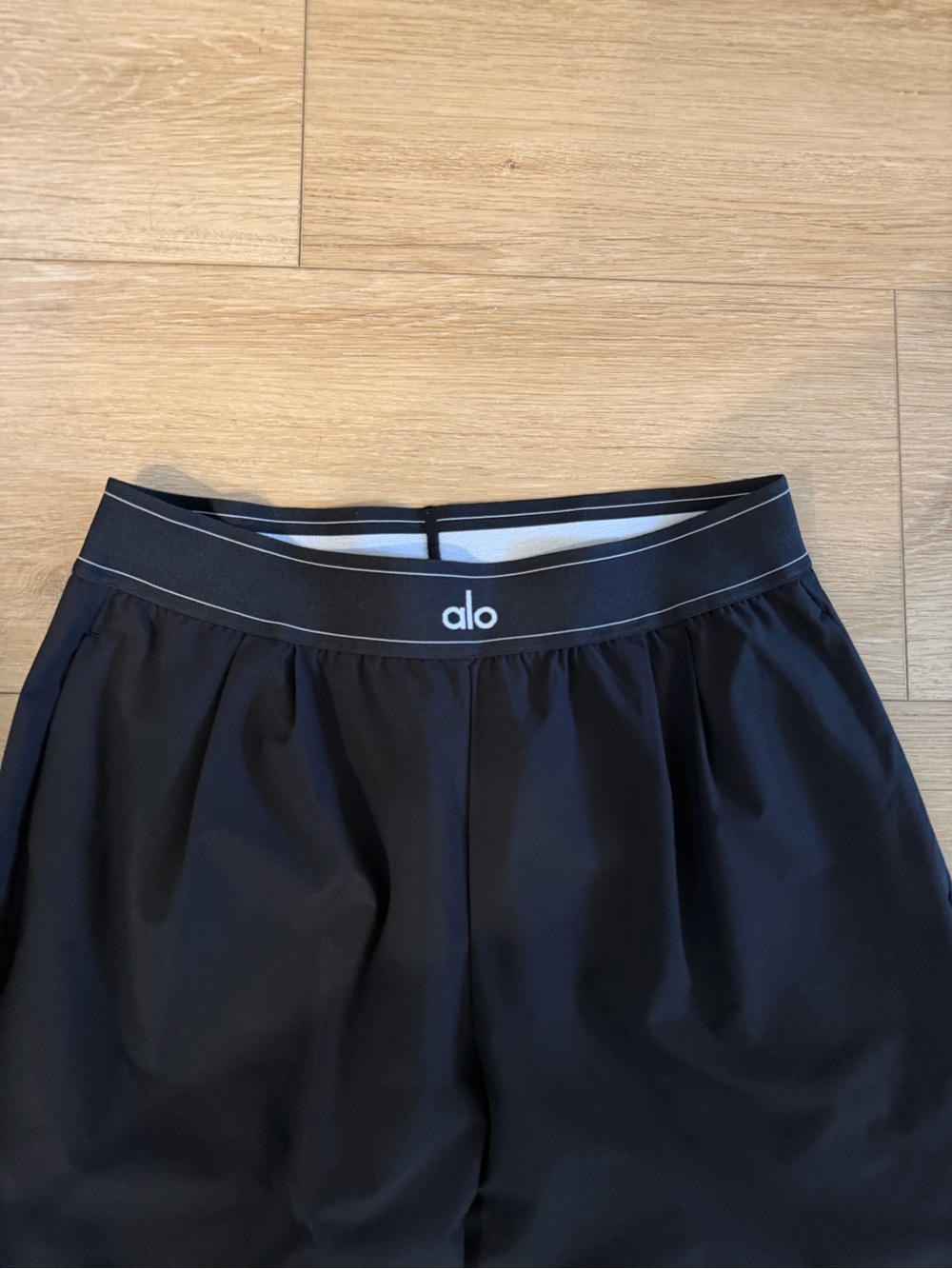 ALO Yoga | SUIT UP TROUSER (Long) Black Track Pants - Picture 3 of 6